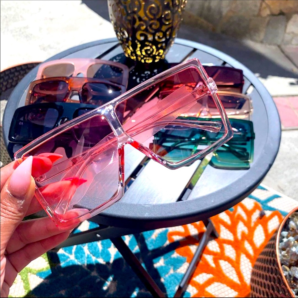 Thelma square style fashion sunglasses 🕶 😎. Multiple colors available.
